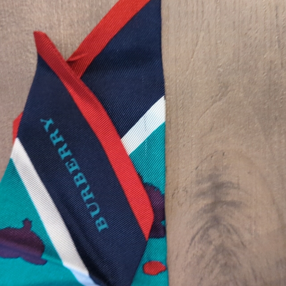 Burberry bandeau scarf - Picture 3 of 3
